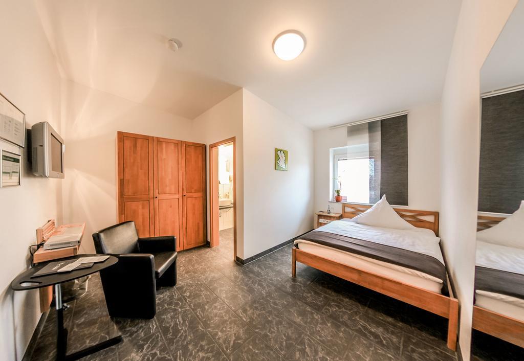 Inwest Hotel Garni كْرايلتْسهايم الغرفة الصورة