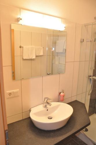 Inwest Hotel Garni كْرايلتْسهايم المظهر الخارجي الصورة